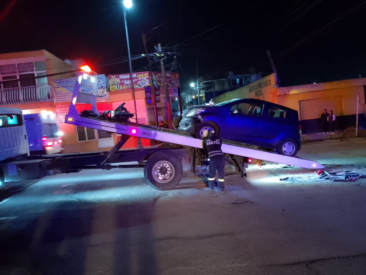 Oportuna intervención de cuerpos de seguridad y emergencia permite atender accidente vial en Huamantla